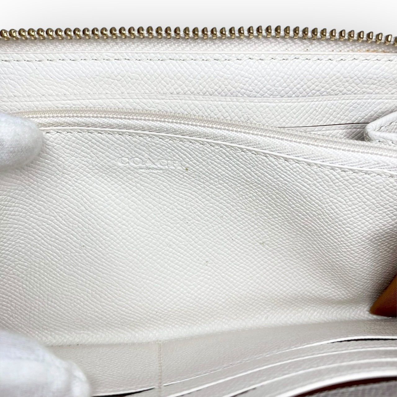 22 COACH コーチ 長財布 ラウンドファスナー ホワイト系