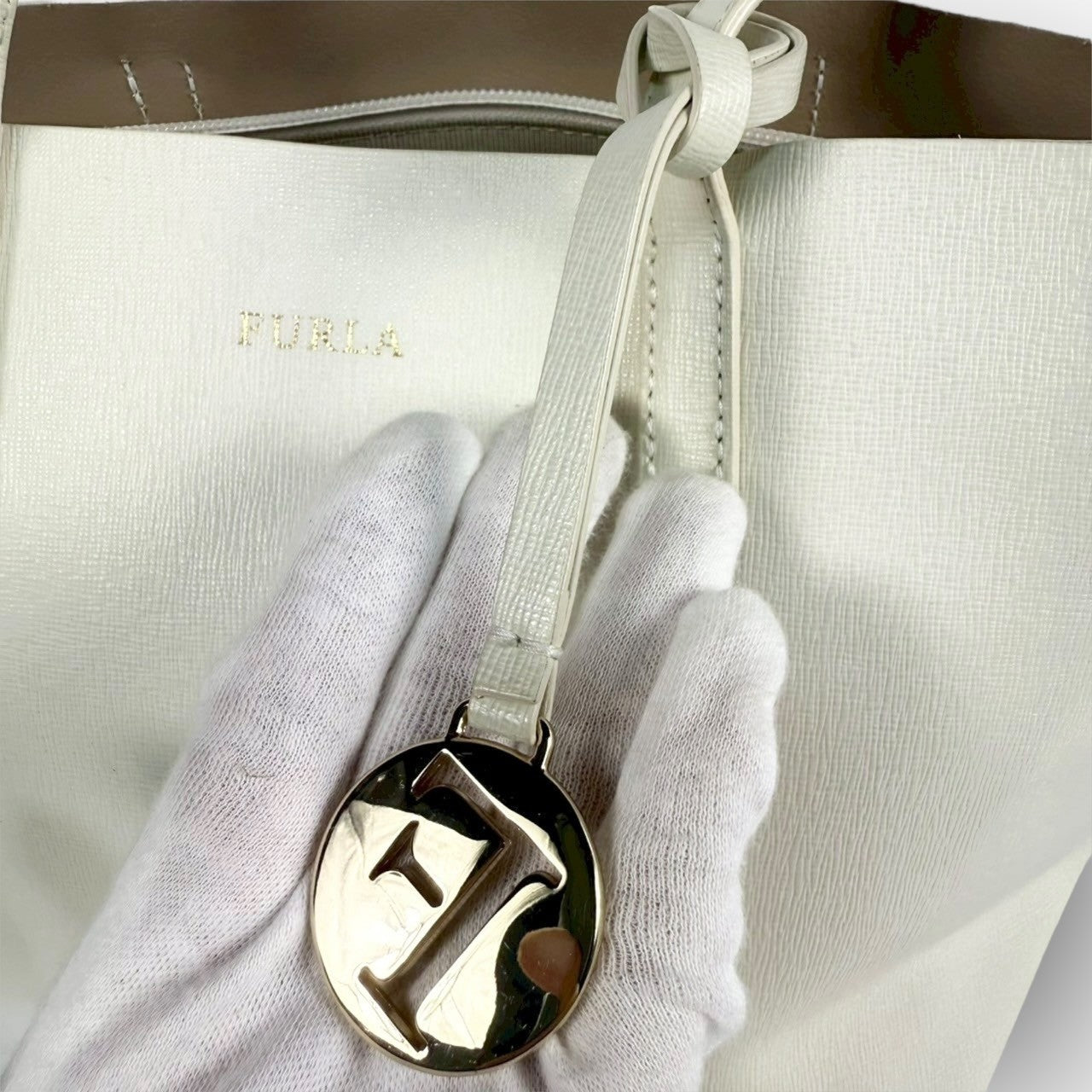 60 FURLA フルラ ハンドバッグ ホワイト 保存袋付き
