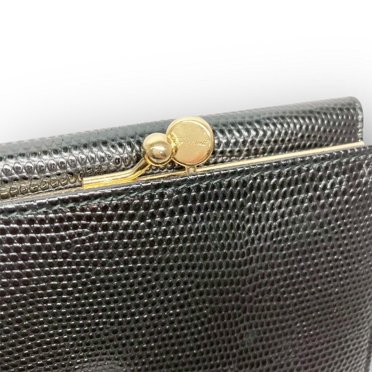 ２１ Ferragamo フェラガモ 三つ折り財布 ヴァラリボン がま口 ブラック