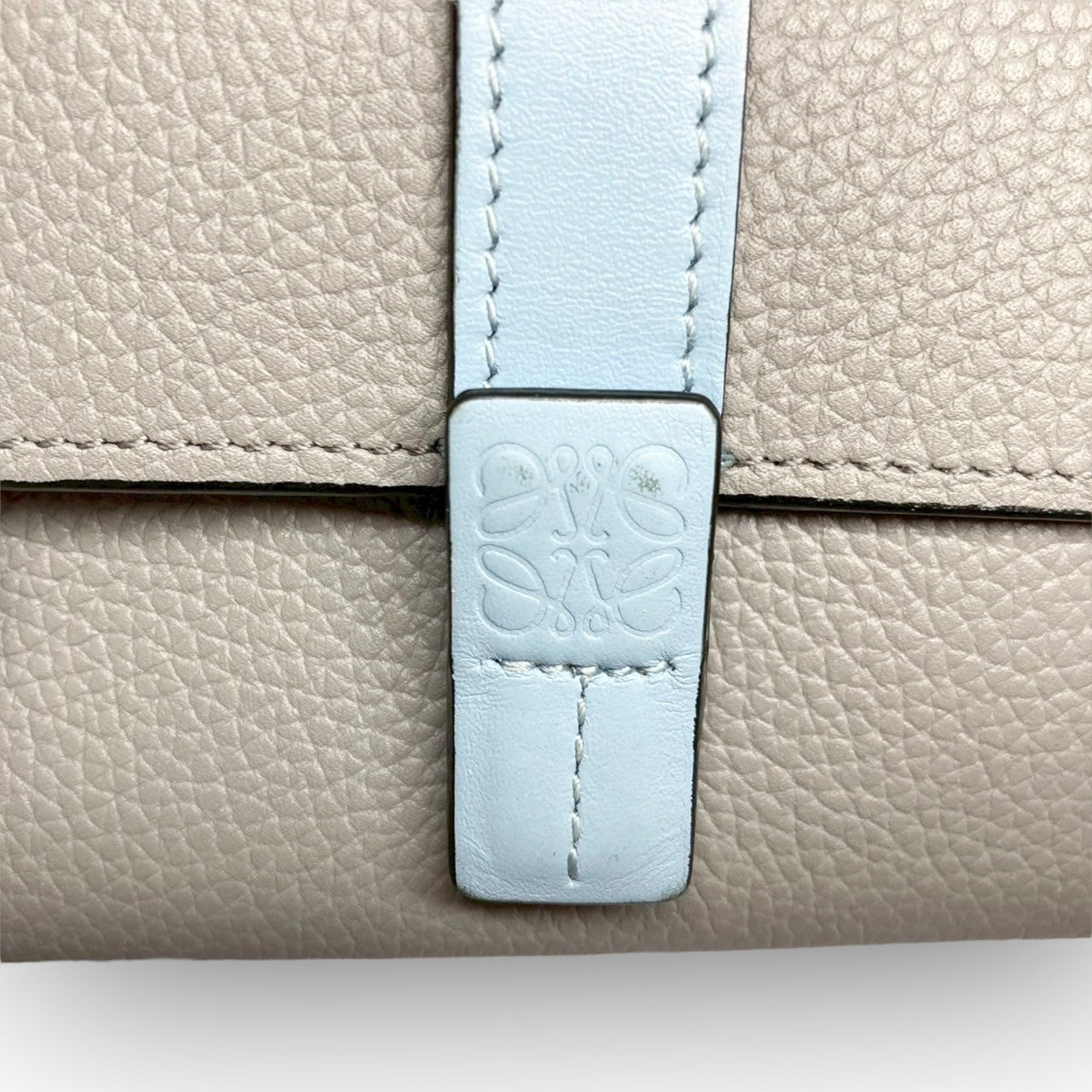 ４２ LOEWE ロエベ 三つ折り財布 レザー グレー