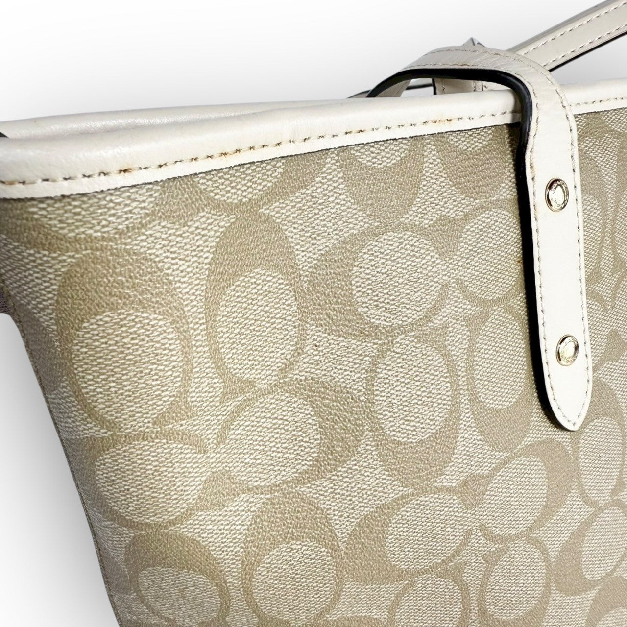 ６５ COACH コーチ トートバッグ シグネチャー ベージュ×ホワイト