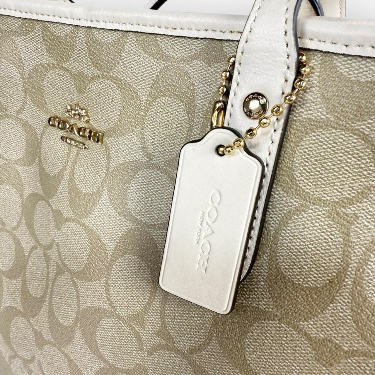 ６５ COACH コーチ トートバッグ シグネチャー ベージュ×ホワイト