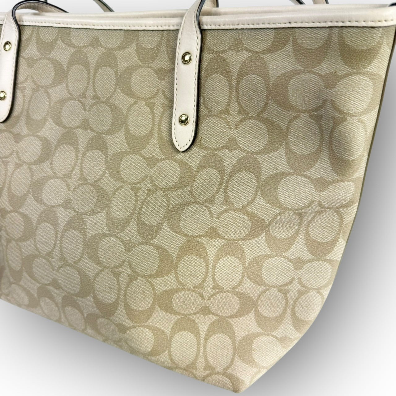 ６５ COACH コーチ トートバッグ シグネチャー ベージュ×ホワイト