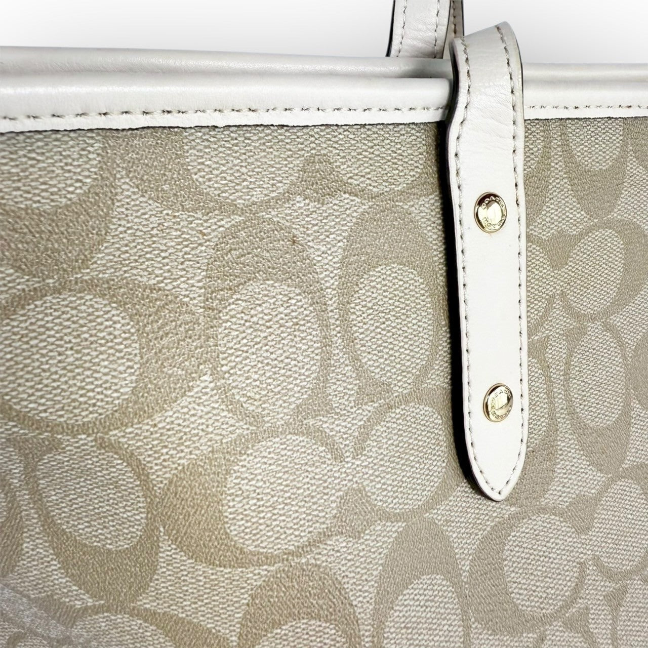 ６５ COACH コーチ トートバッグ シグネチャー ベージュ×ホワイト