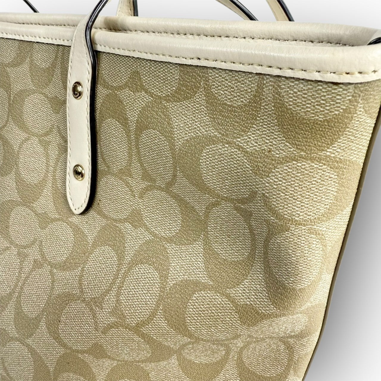 ６５ COACH コーチ トートバッグ シグネチャー ベージュ×ホワイト