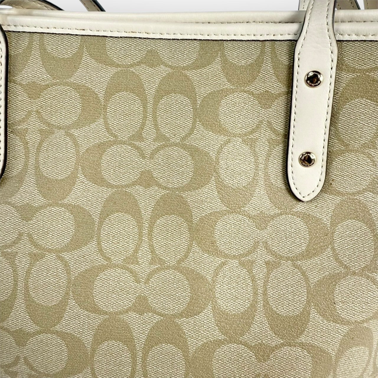 ６５ COACH コーチ トートバッグ シグネチャー ベージュ×ホワイト